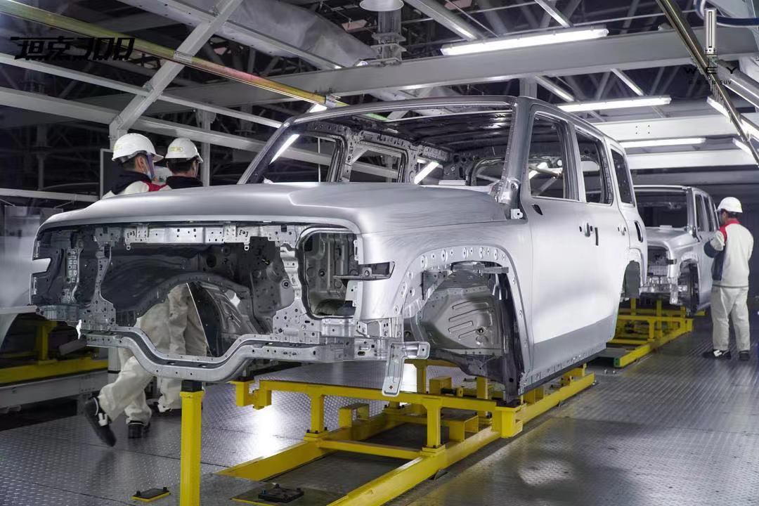 坦克300焊接白车身来了,从稀少的工人和昏暗的灯光