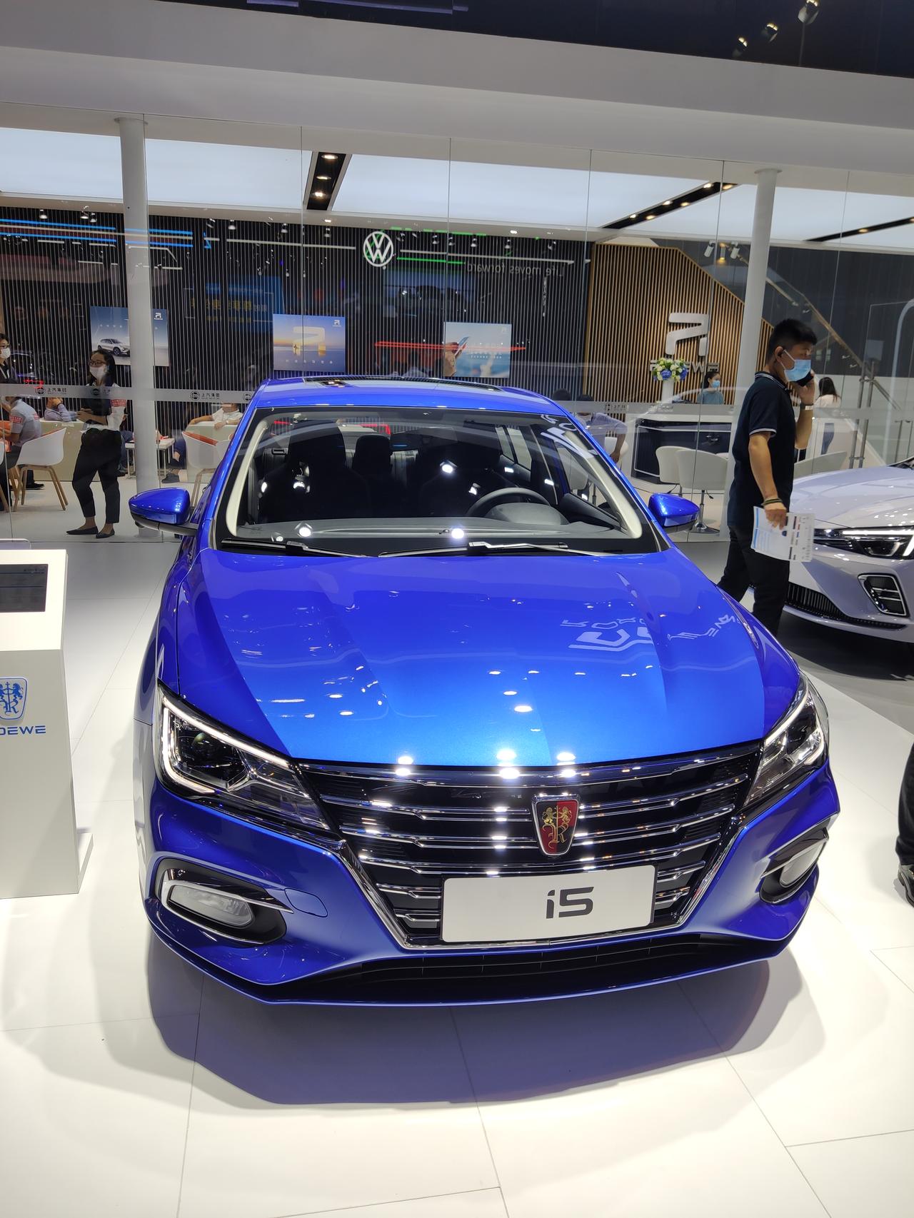 成都车展上见到了荣威i5 这台车说不上多高级 但是在同价位里