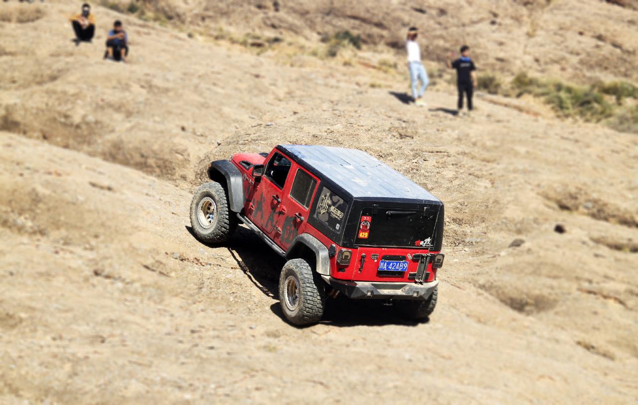 红色jeep牧马人爬山途中遭遇交叉轴,吓得司机大哥不敢再继续