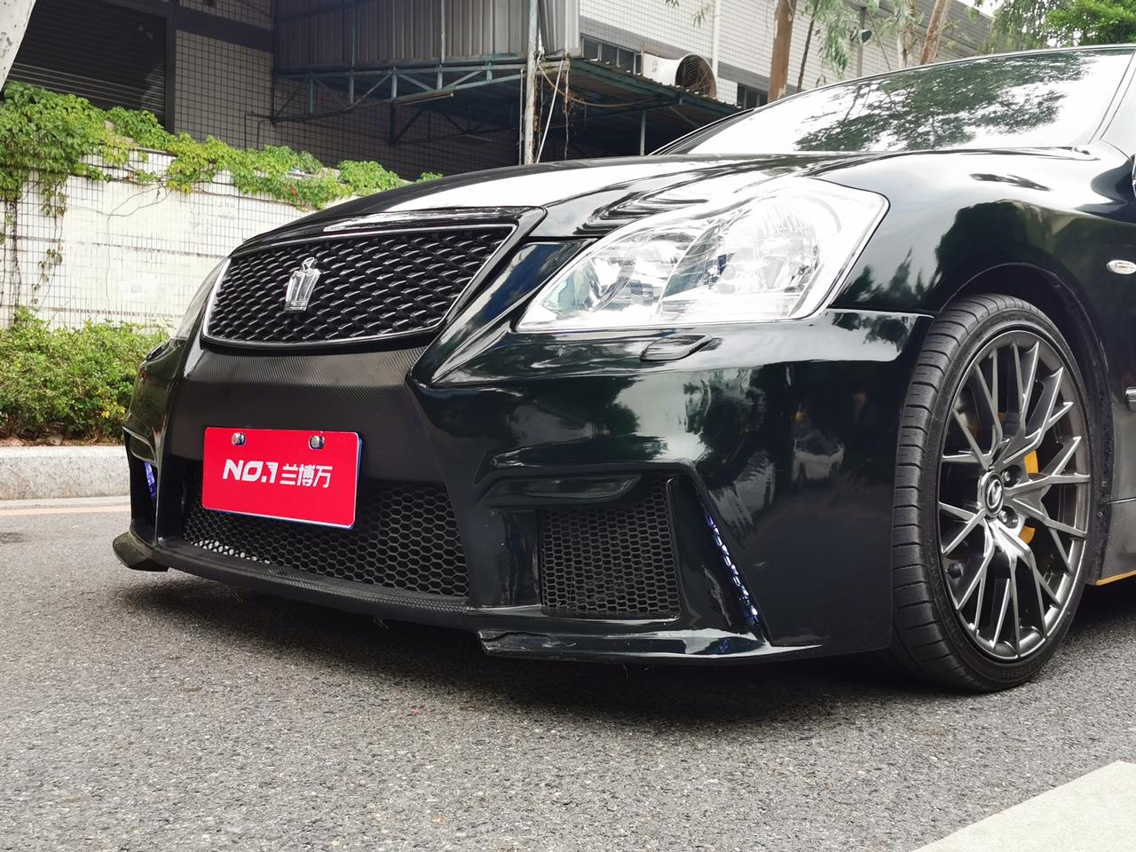 这是一辆爆改皇冠,是用最经典的皇冠车型,12代皇冠来改装的