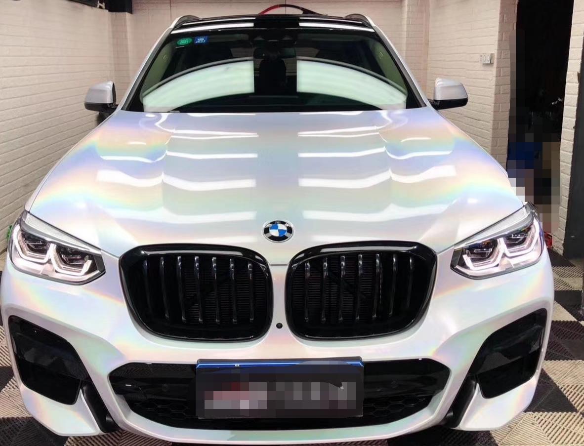 宝马的x3,贴上一个镭射白的车膜贴上去以后真是非常的漂亮,光