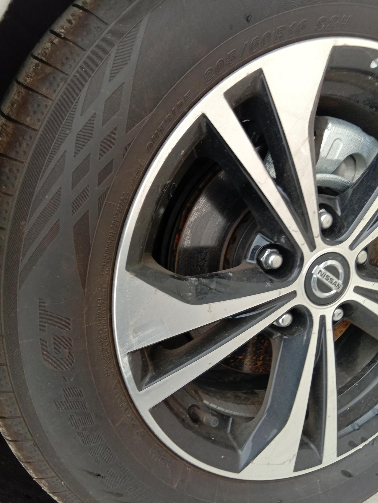 请问名位大神你们的十四代轩逸新车轮胎是这样吗?须边都没有?是