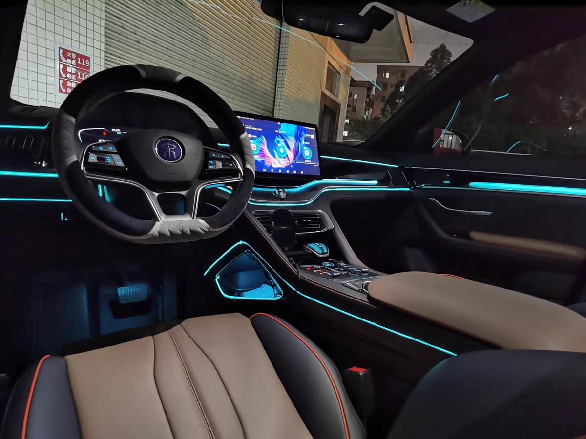 请问各位宋代大佬宋plus次顶配和顶配的氛围灯,内饰有什么