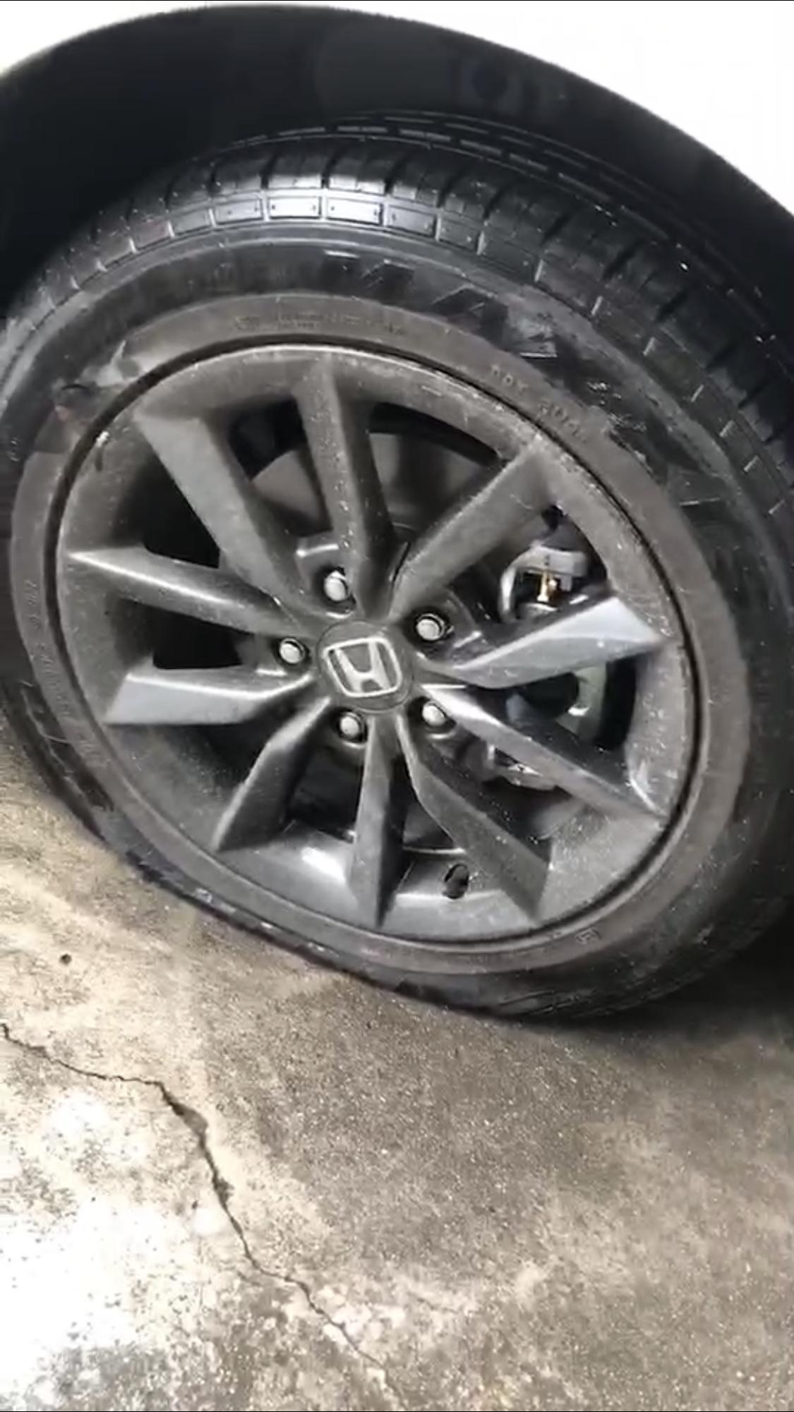 提车一个月不到走上道牙子爆胎了