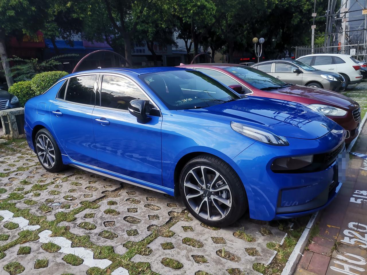 我觉得领克03蓝色比较有活力,尤其在阳光下看,特别好看 明年