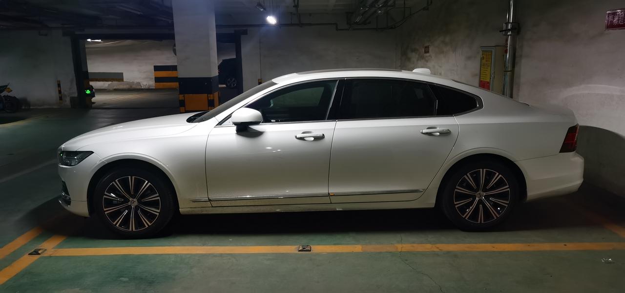 沃尔沃s90白色21款b5智远提车4个月
