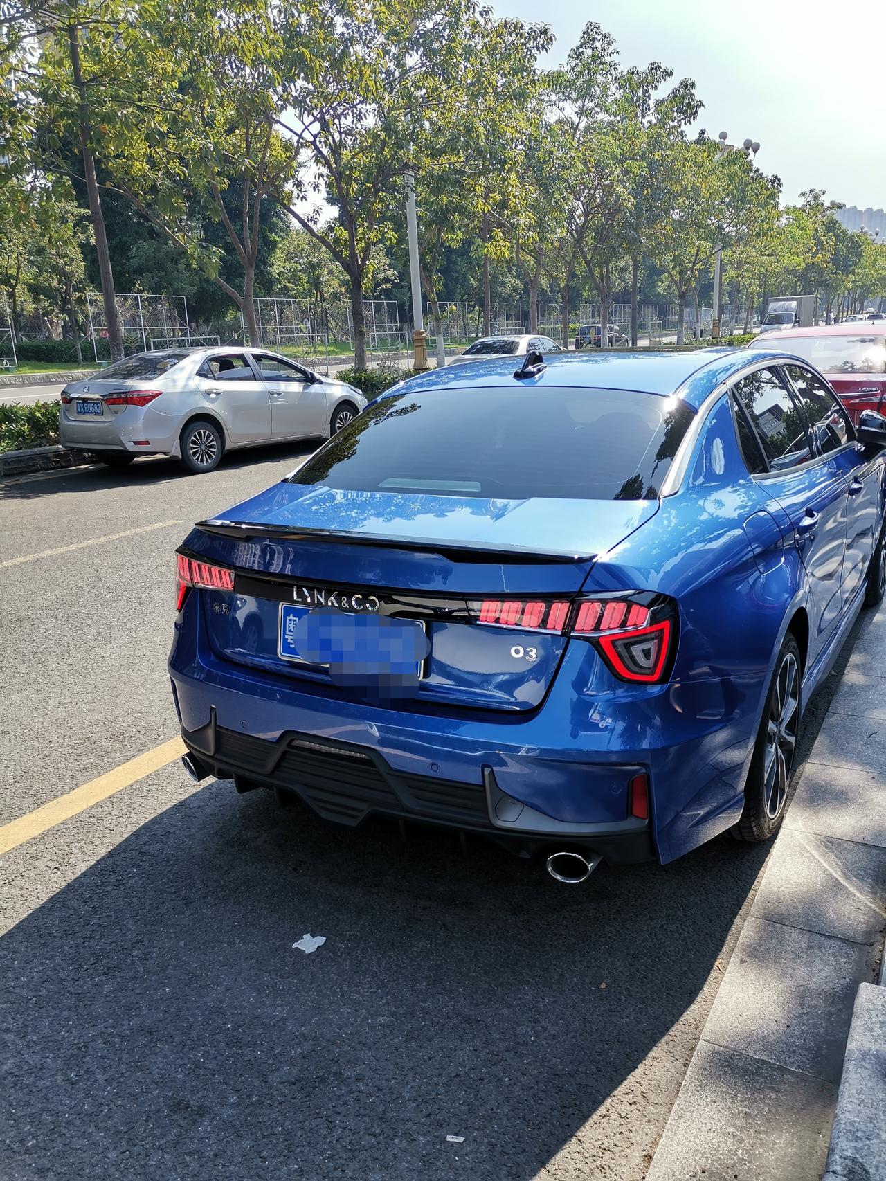 我觉得领克03蓝色比较有活力,尤其在阳光下看,特别好看 明年