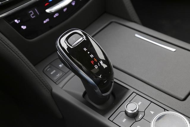 凯迪拉克ct6的挡把更换了全新的造型,并且娱乐系统也进行了一