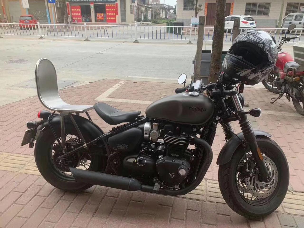 凯旋bobber的后座解决方案