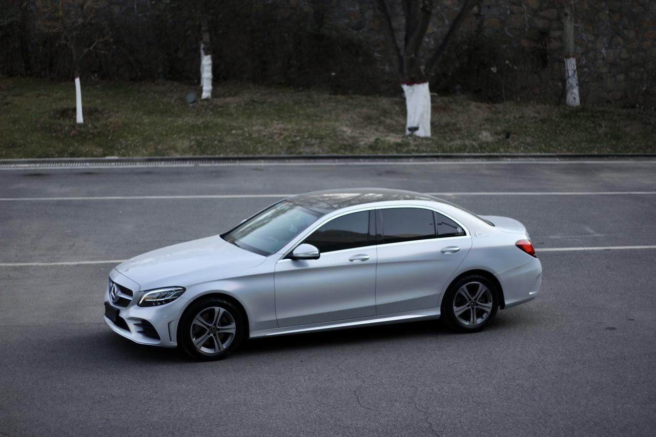 奔驰c260l镭射白是有点不一样