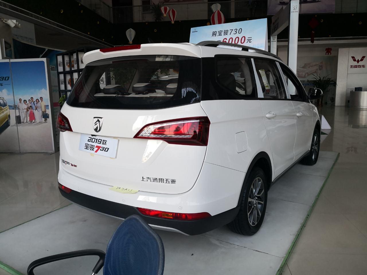 宝骏730尾部来一个特写,尾部还是挺饱满的,尾灯的效果也不错