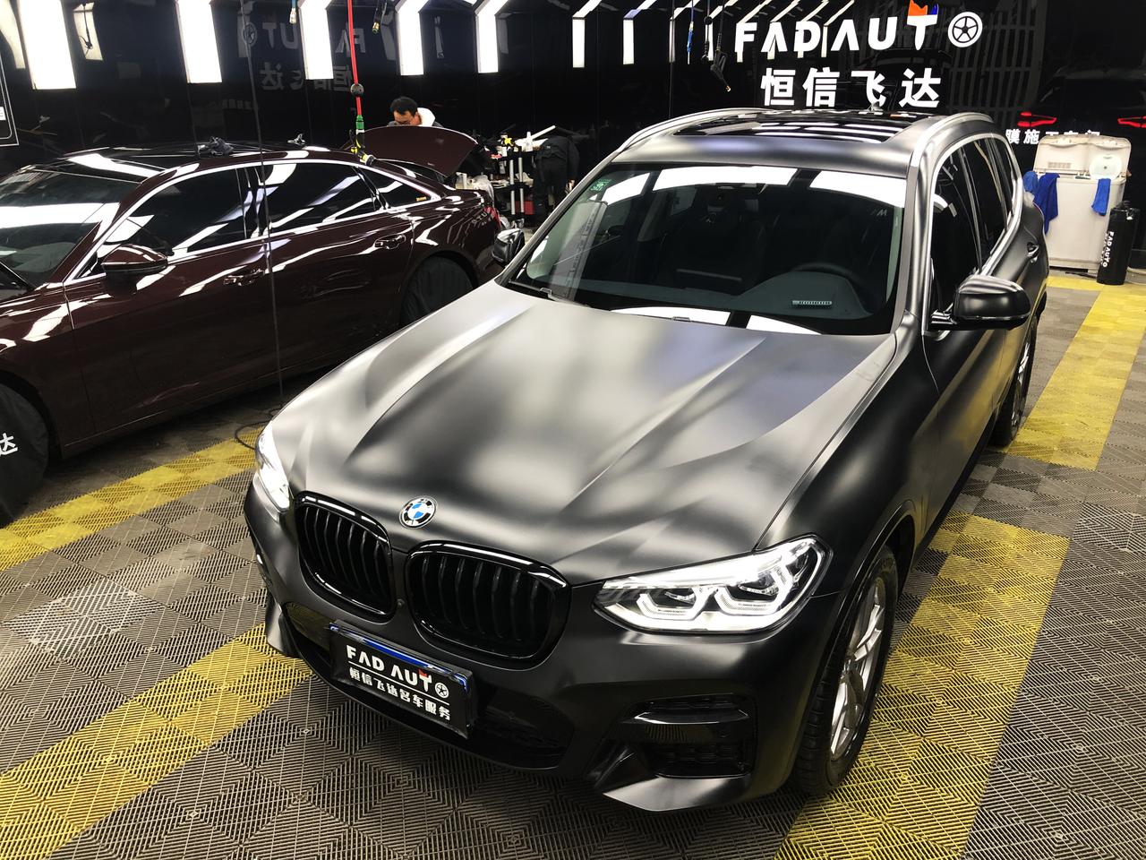 宝马x3电光黑武士车身改色膜这玩意,就跟我们平时穿衣服一样