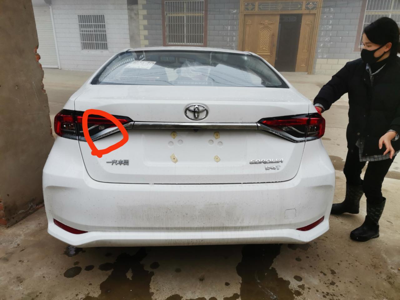 19款卡罗拉倒车时两个白色尾灯只亮一个,这正常吗?有人遇到过