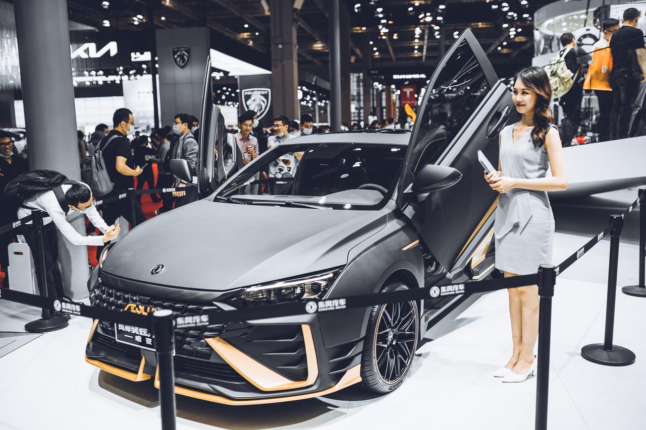 在上海车展上,东风风神奕炫max暗夜版正式发布 暗夜版更为动