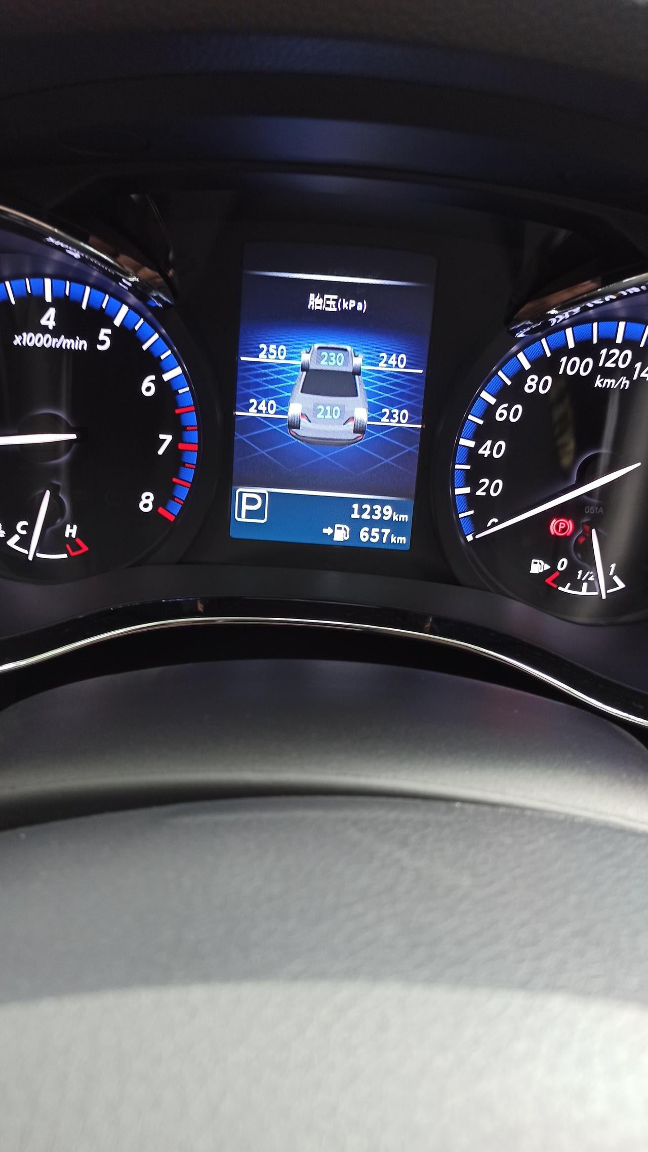 各位兄弟请问这胎压属于正常吗