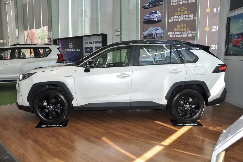 黑顶白车身的丰田RAV4图片