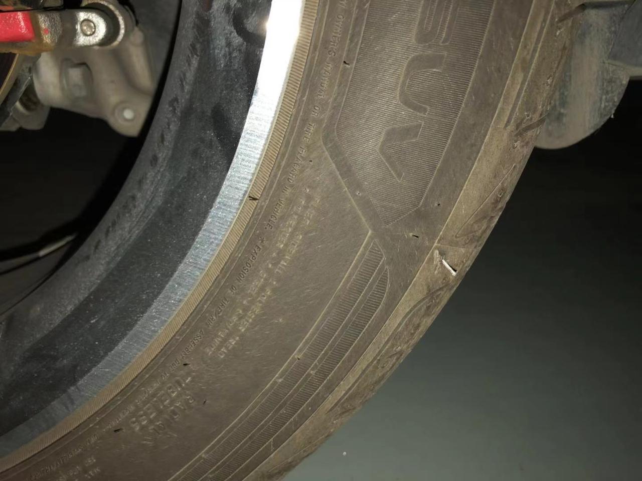 3000公里的新车,轮胎胎肩的位置扎了个细钉子,感觉是胎面和