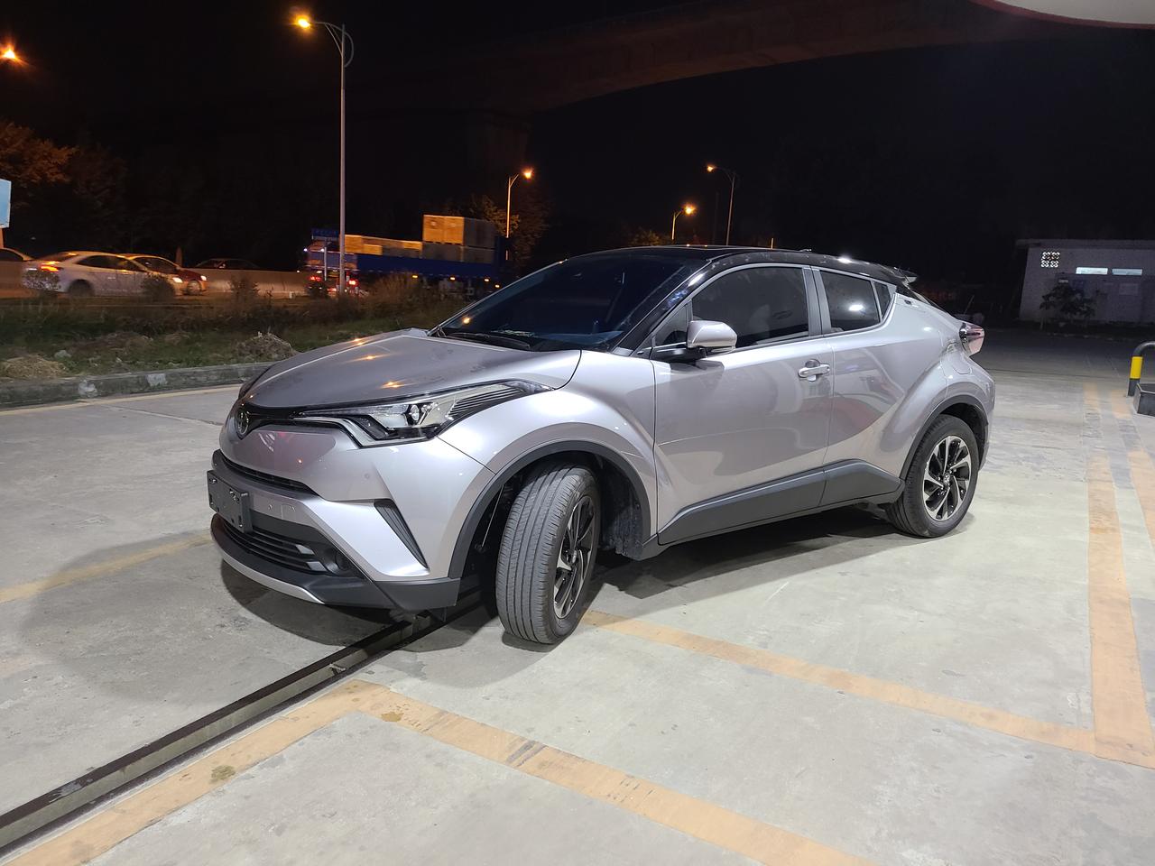 一开始纠结chr和奕泽,后来确定了一汽的流光银吸引,然后就是