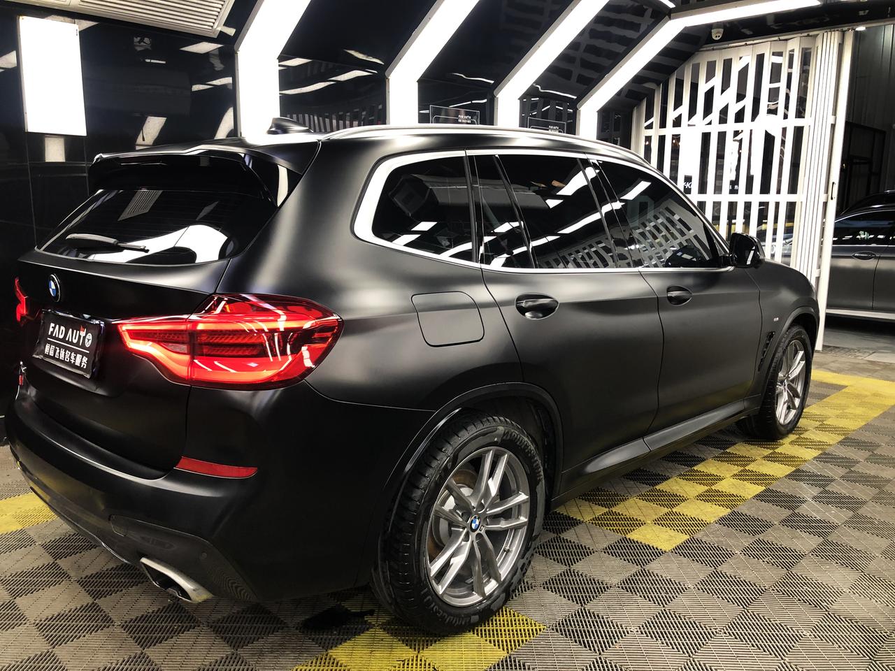 宝马x3电光黑武士车身改色膜这玩意,就跟我们平时穿衣服一样