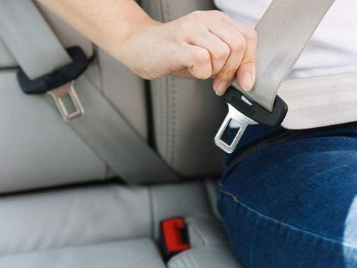 我每次上车后第一件事就是系安全带,车上有人的时候我也会提醒他