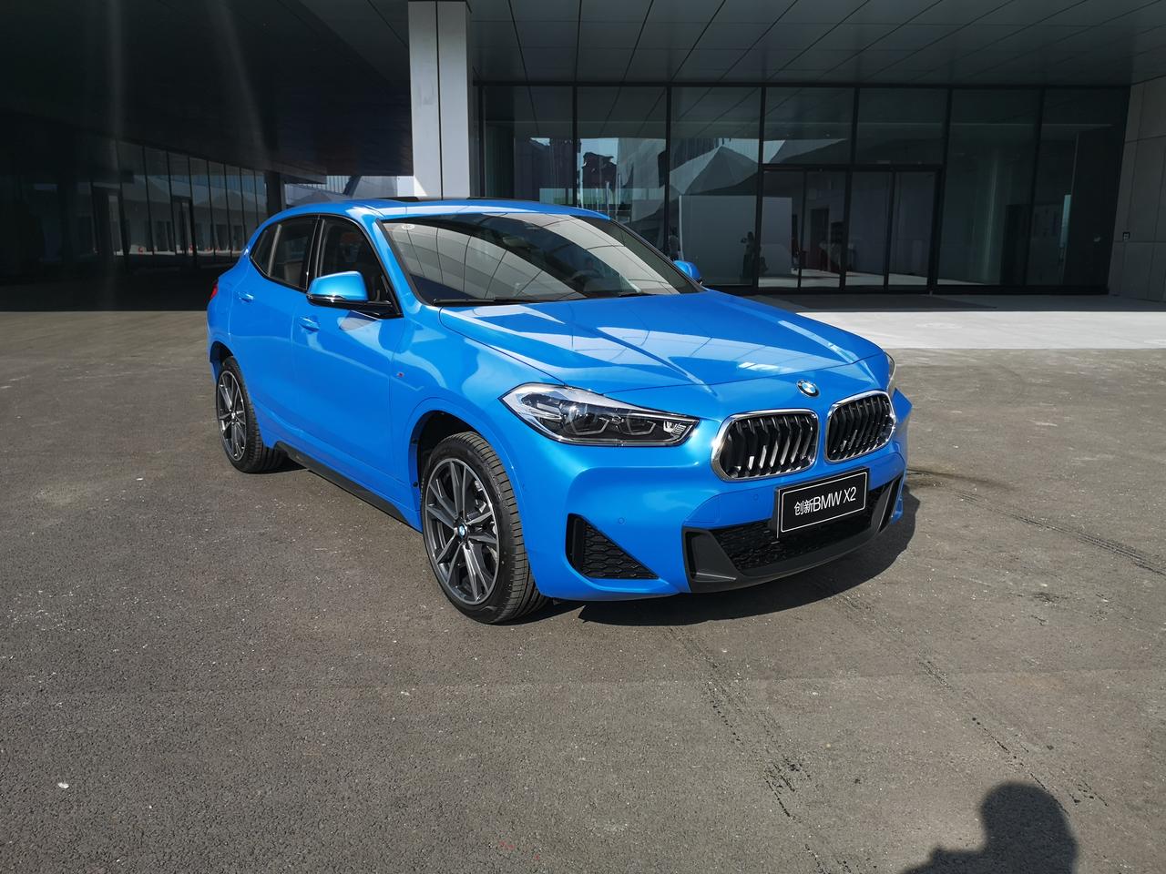 今天来试国产版宝马x2,最大的不同是在m越野套件(黄色车)的