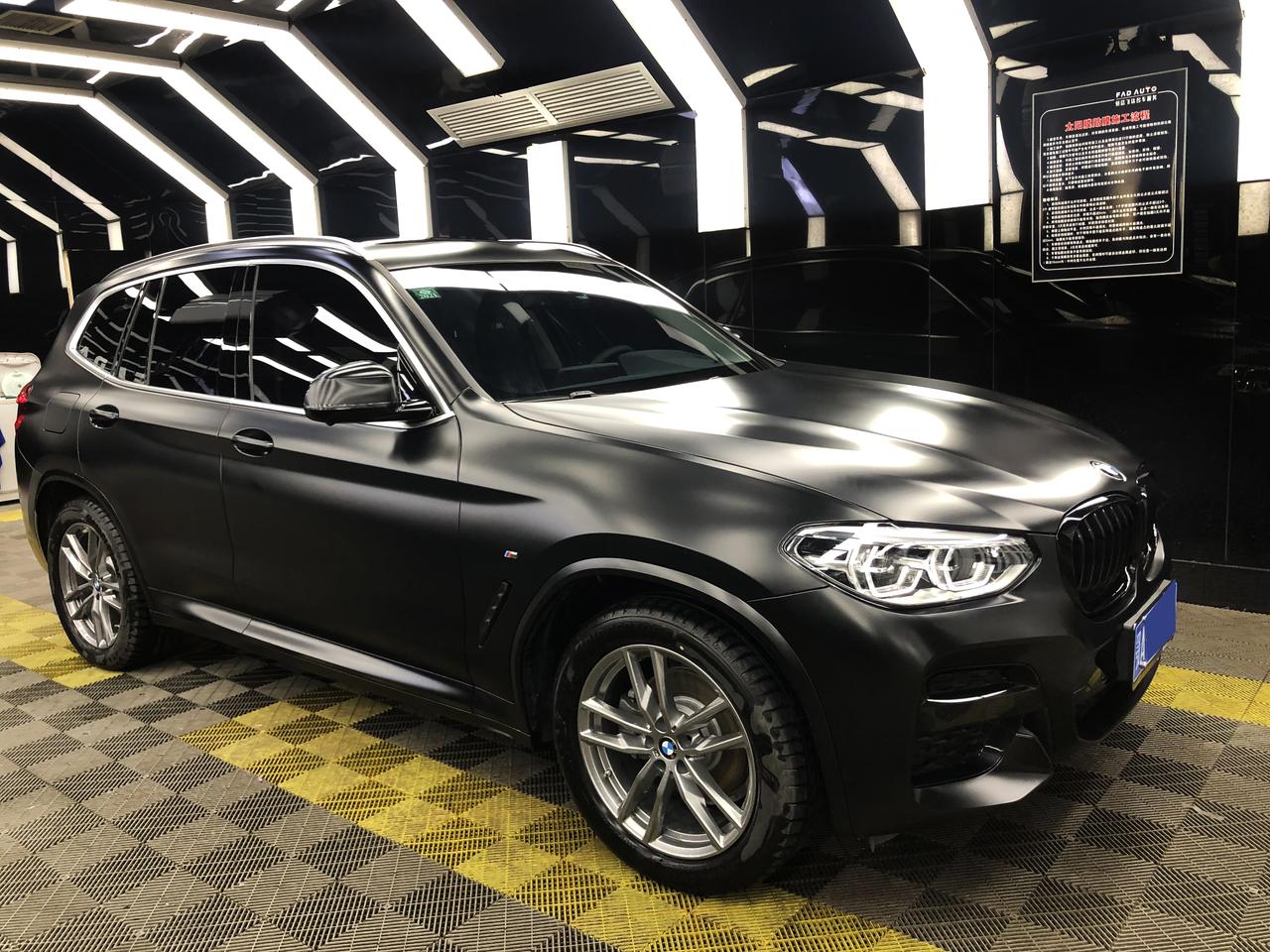 宝马x3电光黑武士车身改色膜这玩意,就跟我们平时穿衣服一样