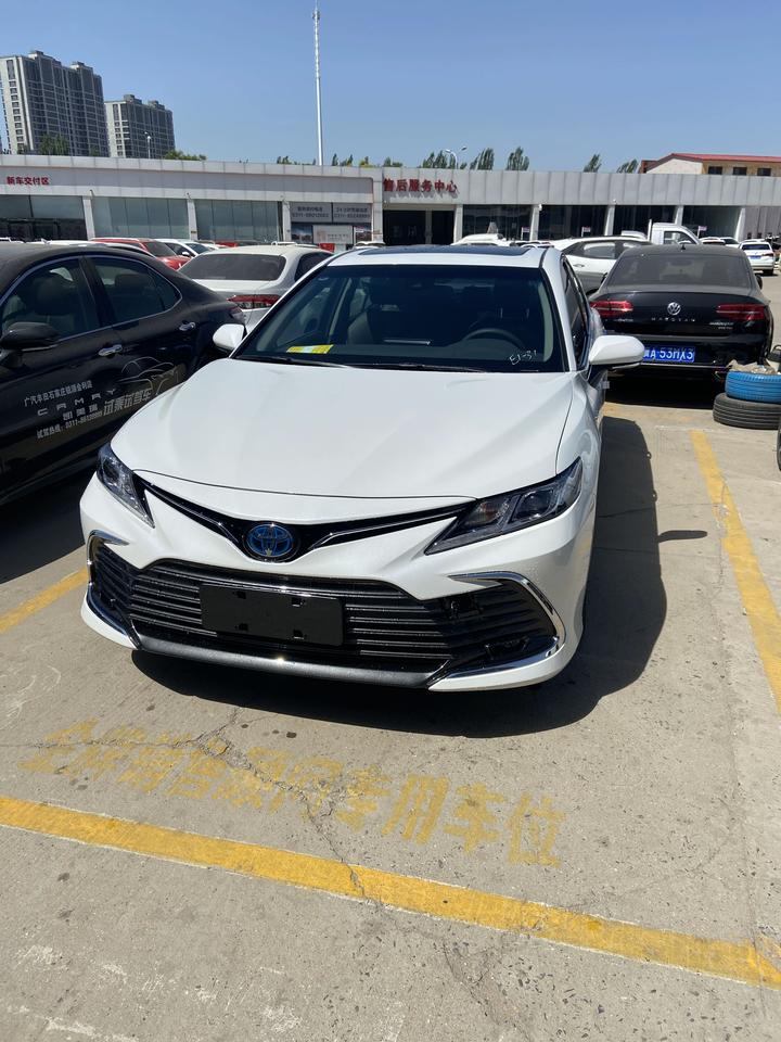 喜提凯美瑞混动领先珍珠白a25d