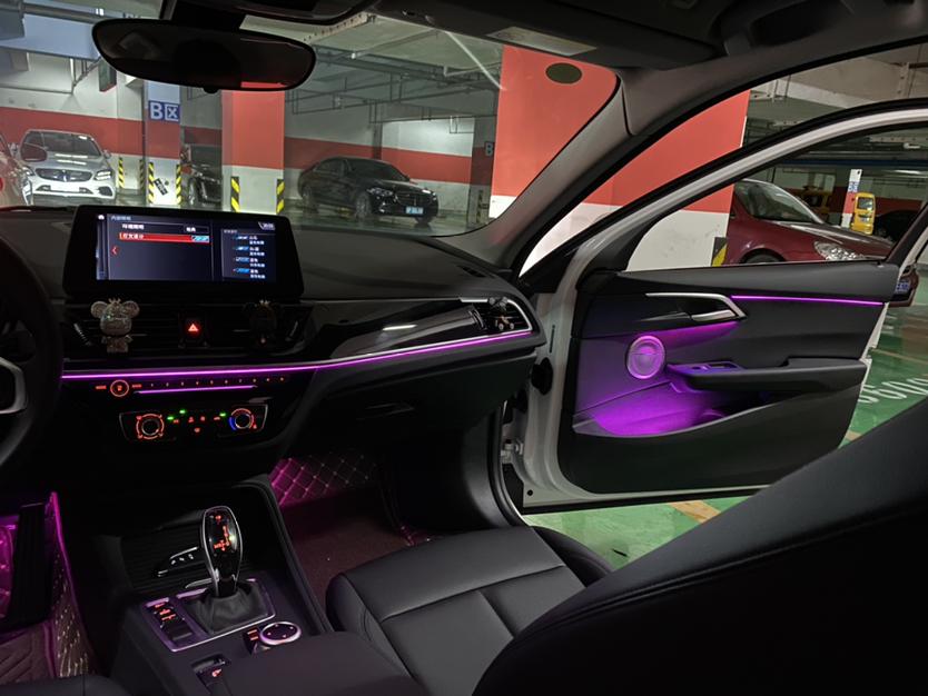 小姐姐的宝马1系落地第一步氛围灯