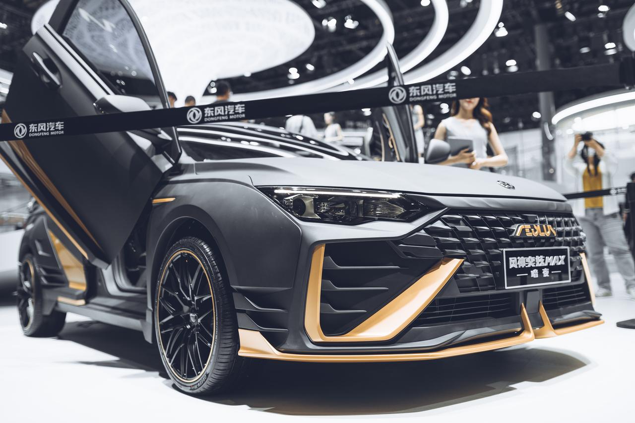 在上海车展上,东风风神奕炫max暗夜版正式发布 暗夜版更为动