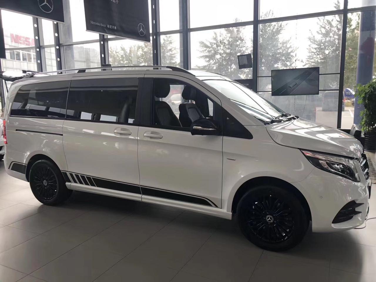 奔驰v260amg运动版白黑这台商务车不一般笑cry