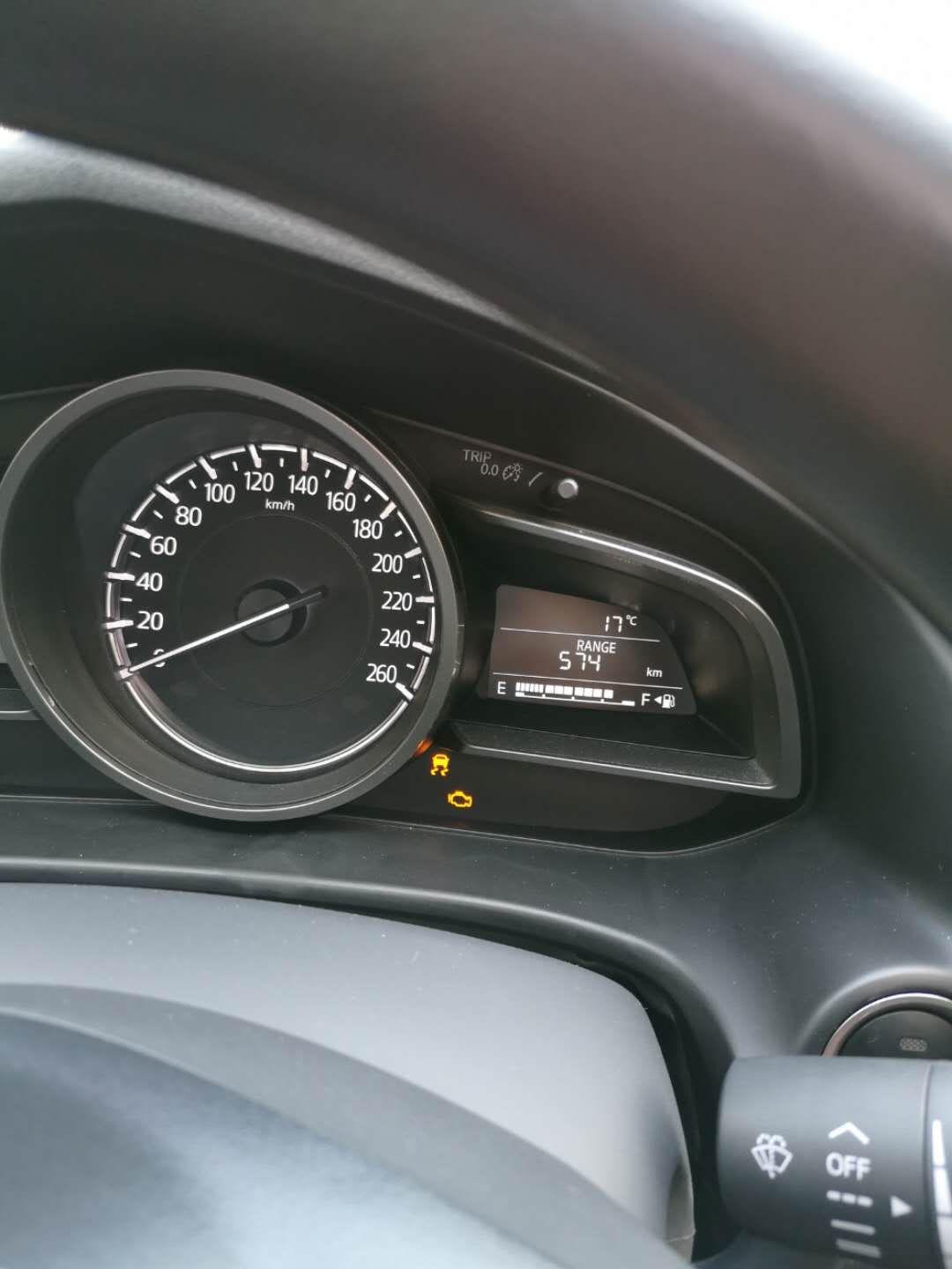 这两个黄色指示灯亮了什么意思?还能开吗?4s店说是加的油不好