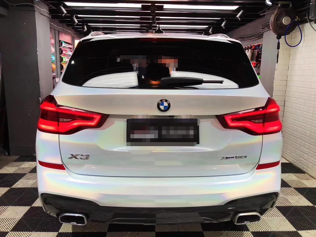 宝马的x3,贴上一个镭射白的车膜贴上去以后真是非常的漂亮,光