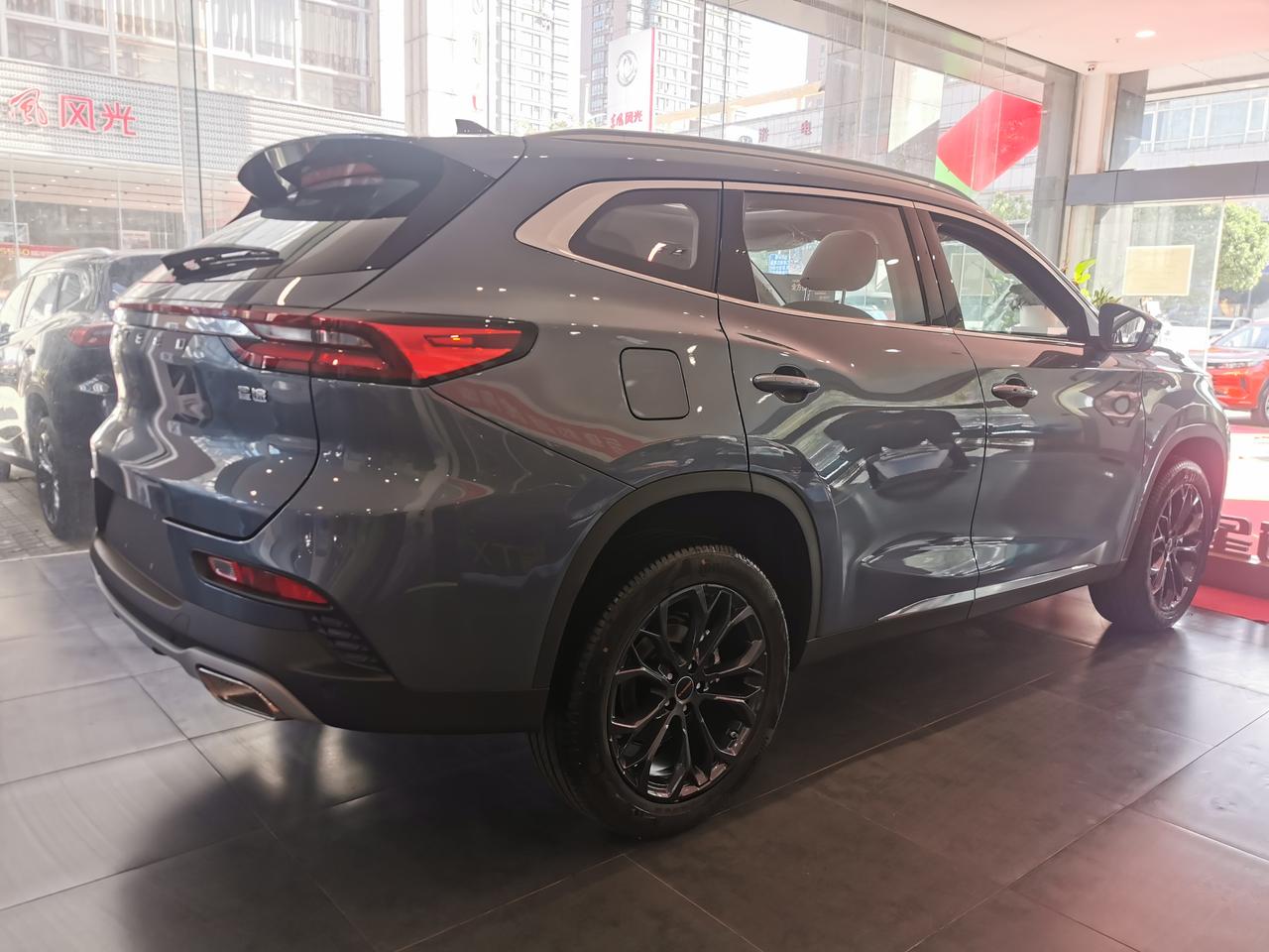 星途tx,钛金灰,稳重大气的外形,流畅的腰线,搭配这低调奢华