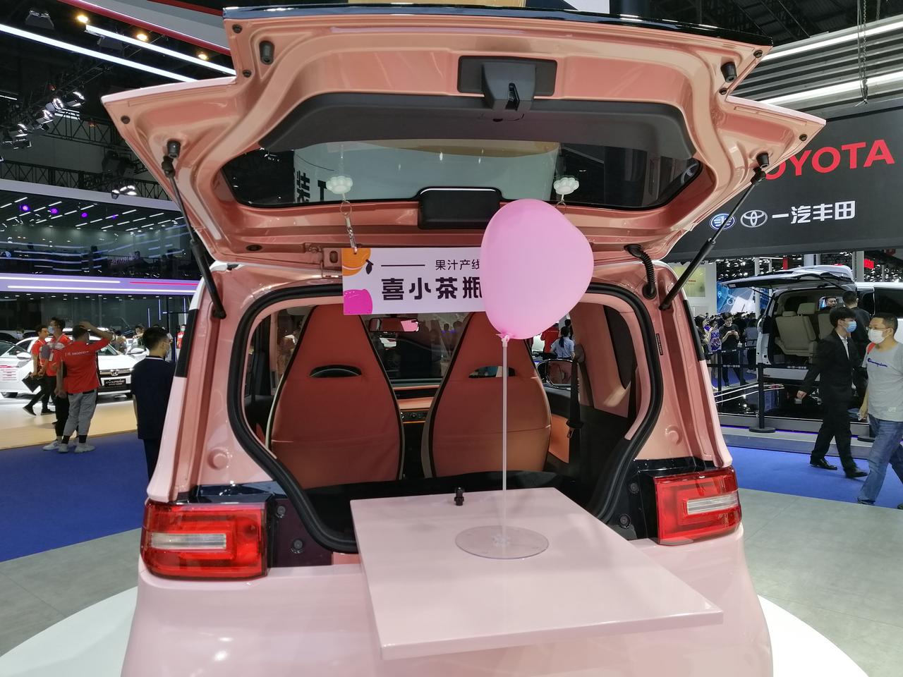 五菱宏光mini ev真的会玩!粉嫩喜茶跨界合作款和另类改装