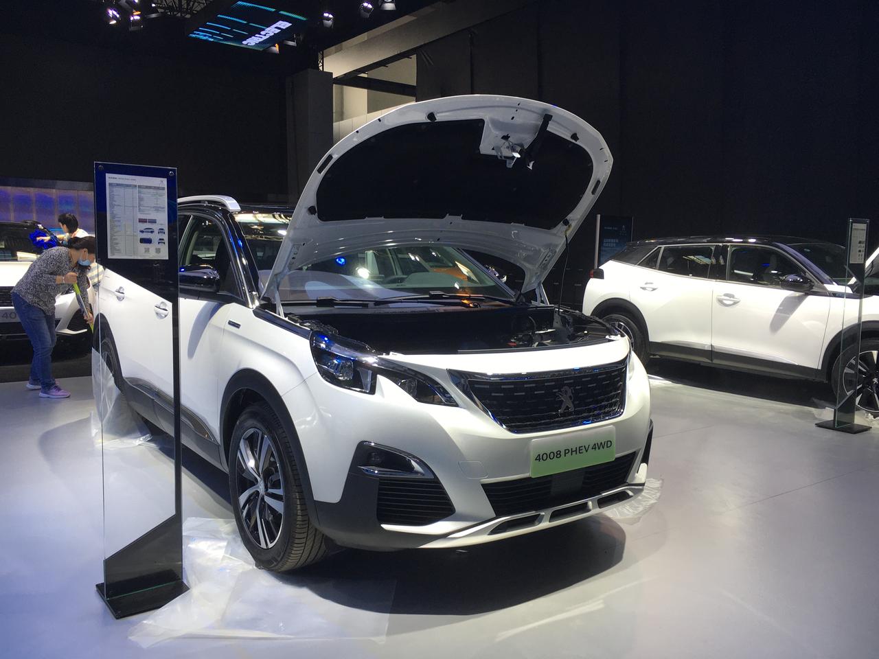这应该是标致4008phev第n次参加车展了吧,独特的三擎四
