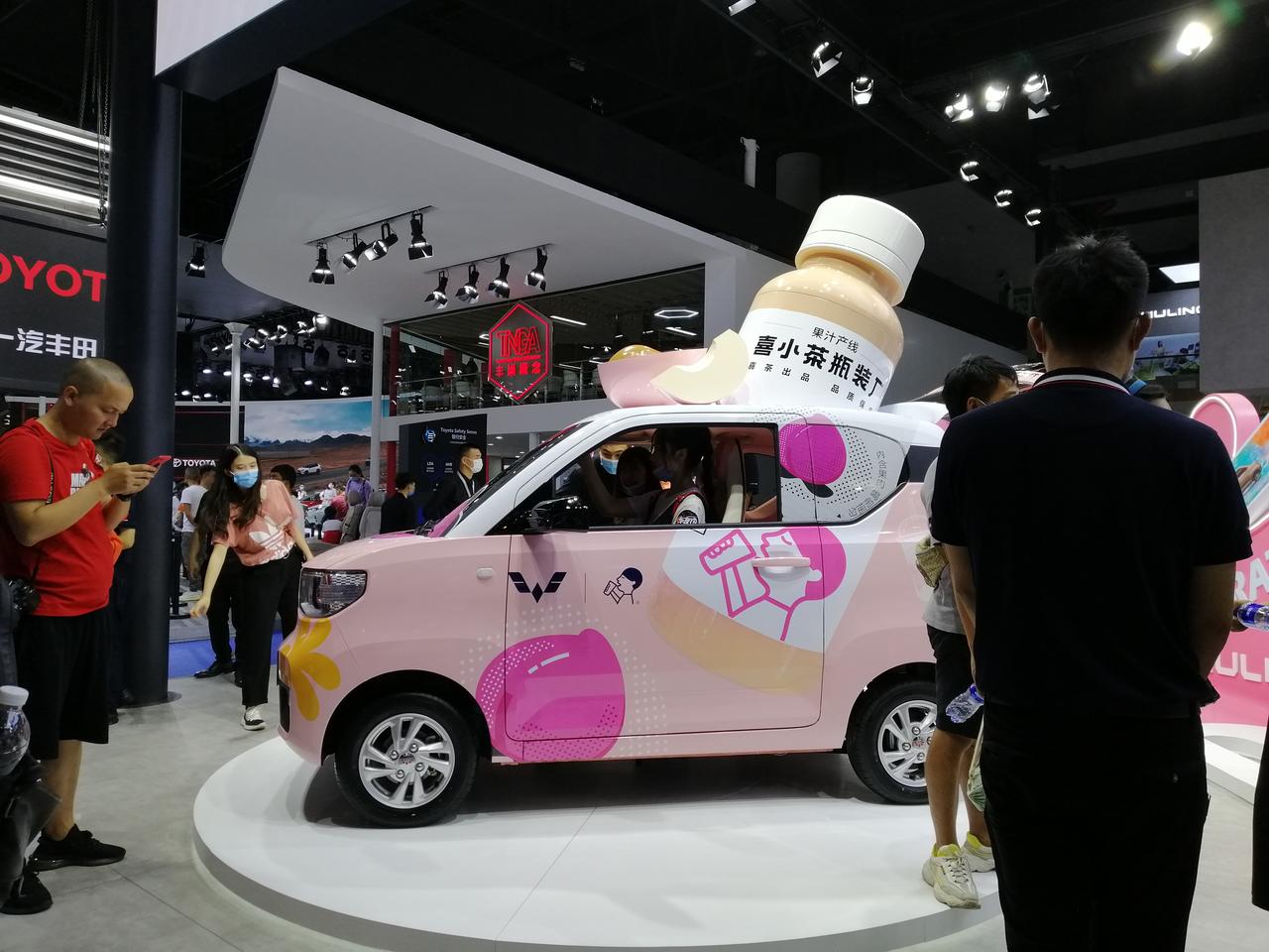 五菱宏光mini ev真的会玩!粉嫩喜茶跨界合作款和另类改装