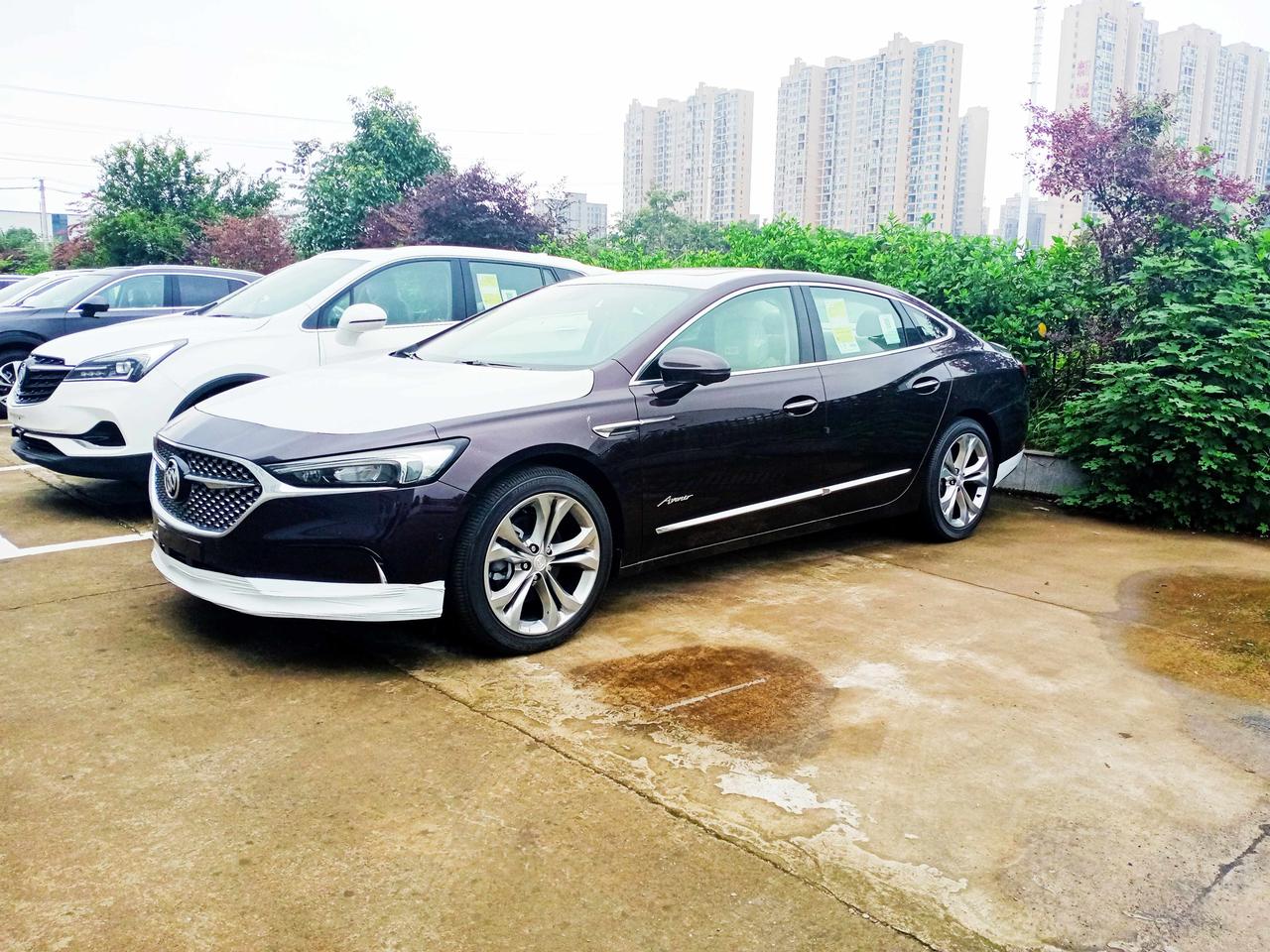 别克君越旗舰版艾维亚,梅洛酒红,厂家指导价28.98万,内部