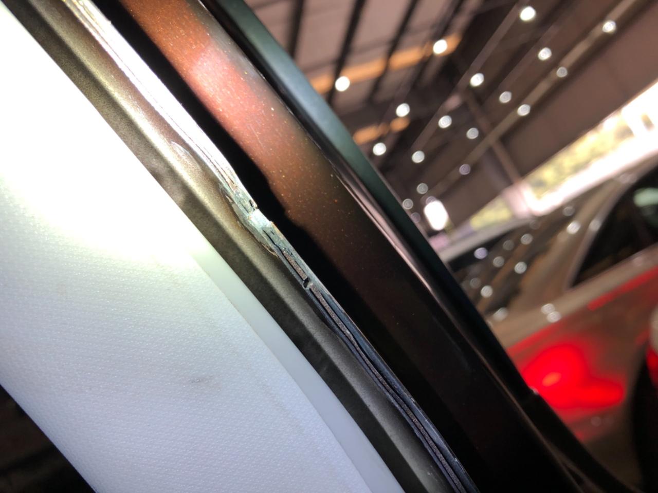 我跟委托人说这台车c柱有切割,卖家一脸不屑,说:"要是切了