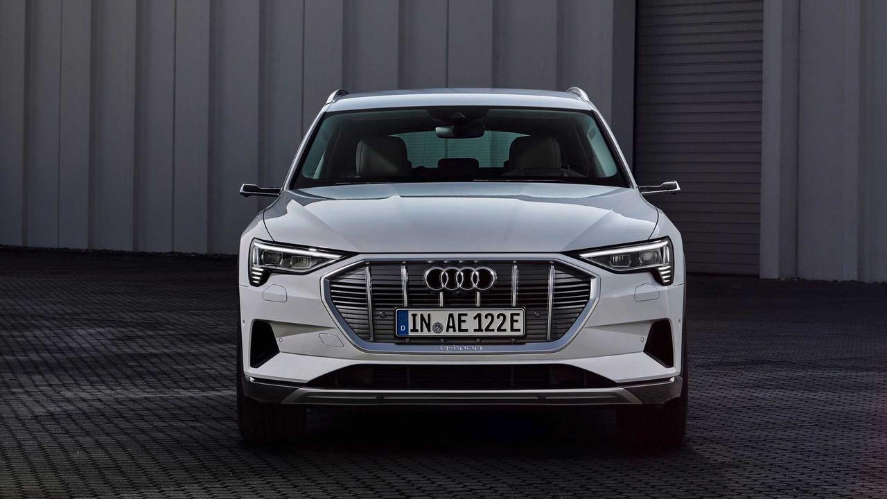 近日,奥迪官方正式公布新款入门级e-tron 50 quattro纯电动suv车型官 