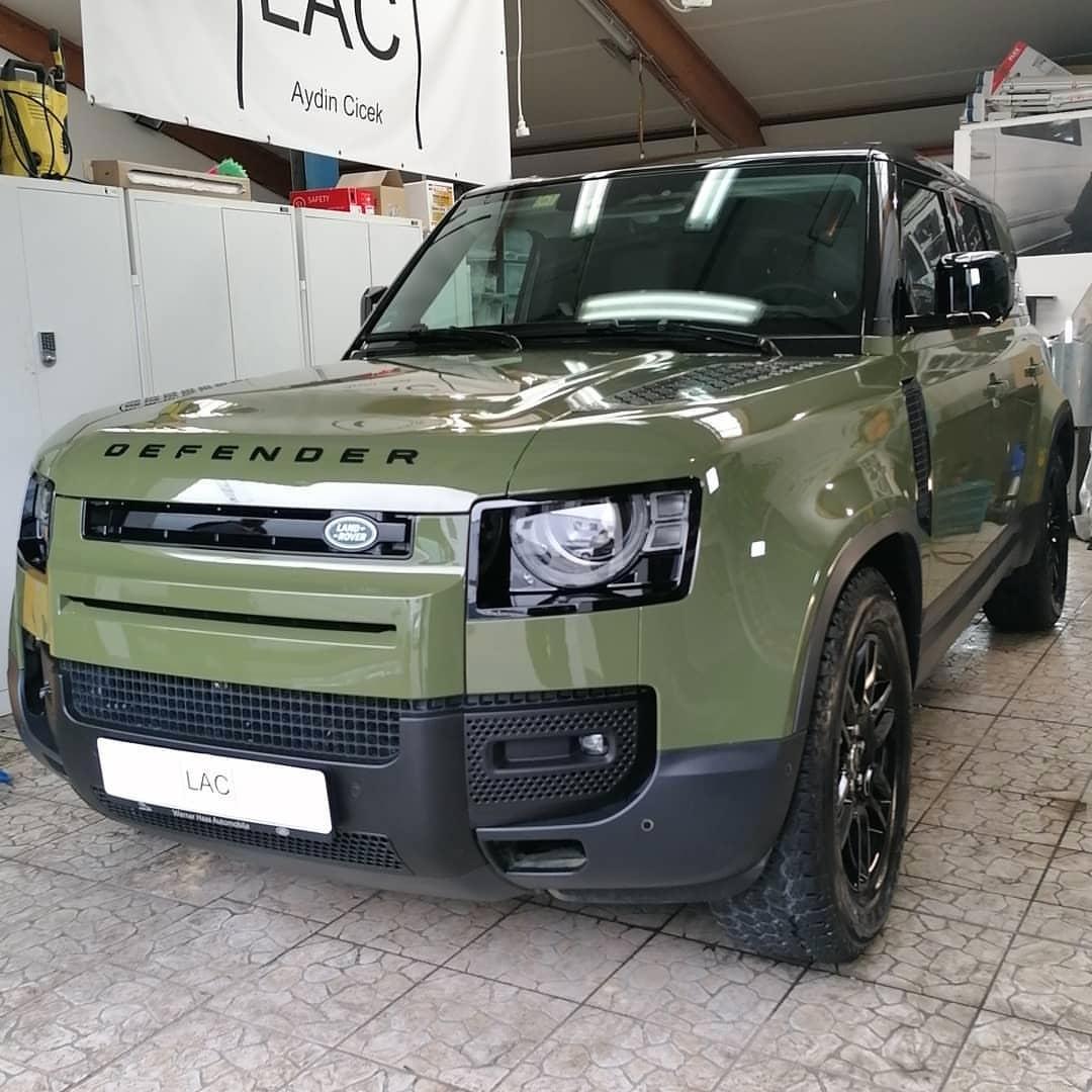 正宗鸡屎绿的路虎卫士了解下!#北环车闻##豪车超跑##路虎