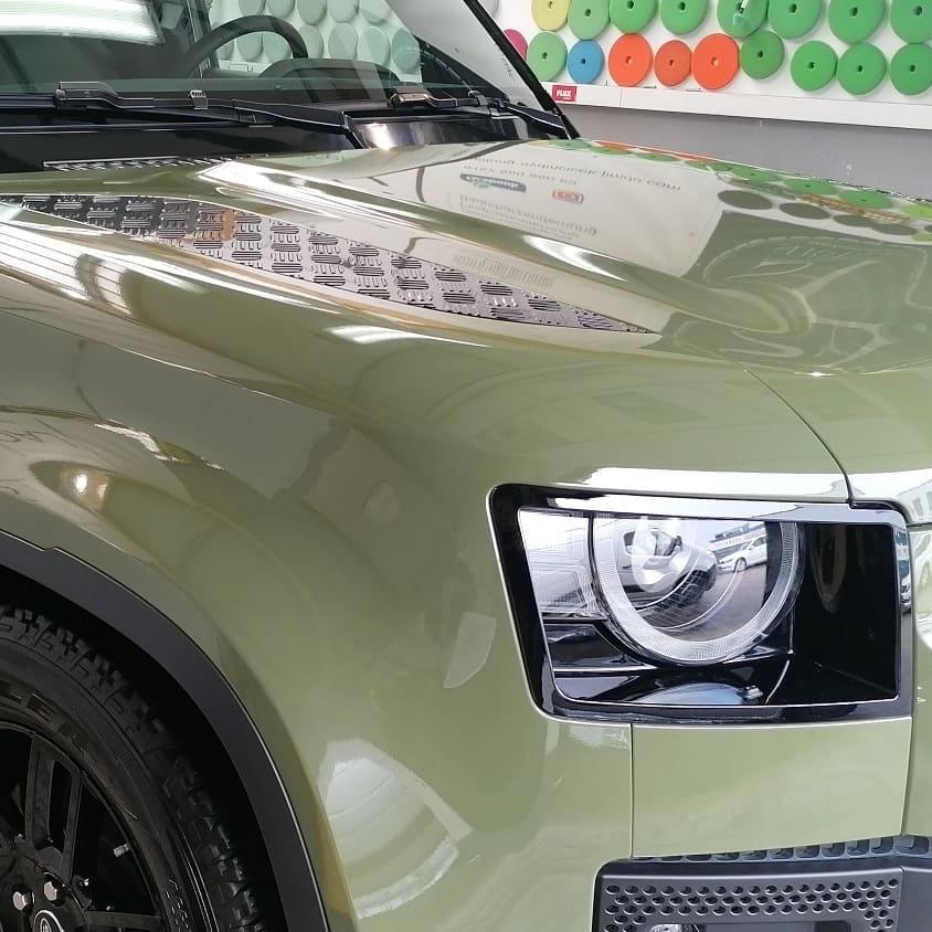 正宗鸡屎绿的路虎卫士了解下!#北环车闻##豪车超跑##路虎