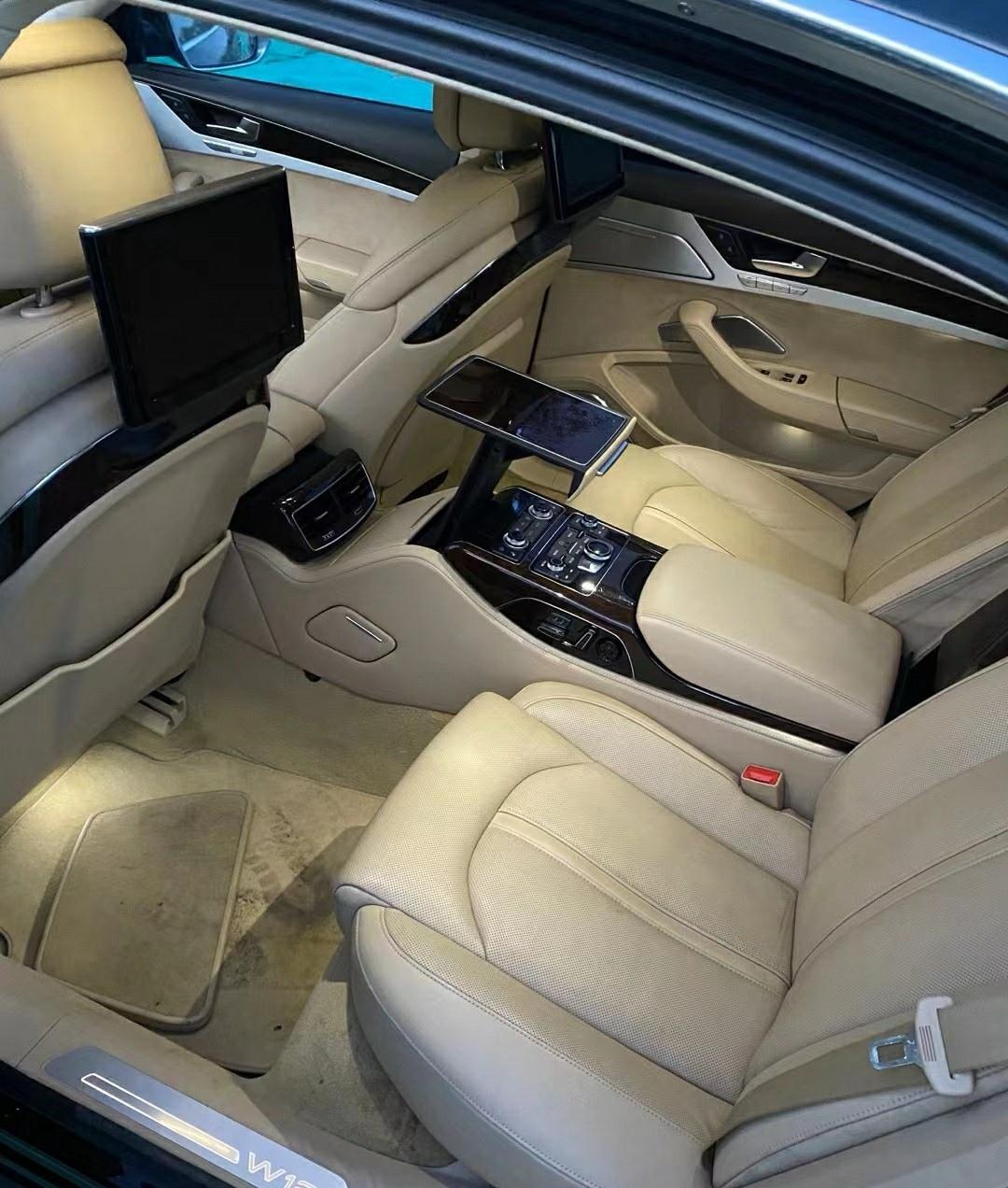 座椅颜色米白色