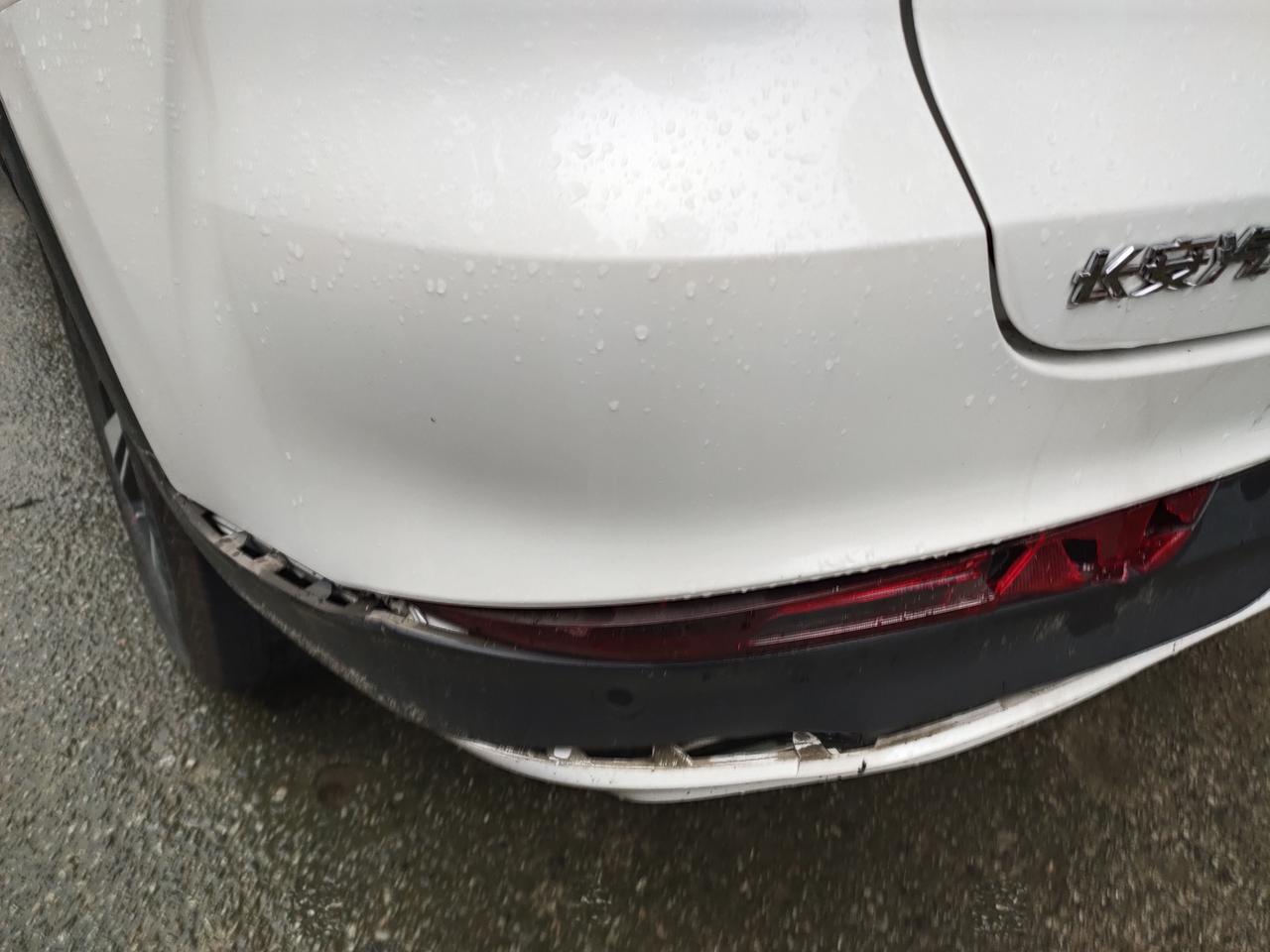 我才几个月的车哦,心痛.各位车友被追尾杂处理呢?