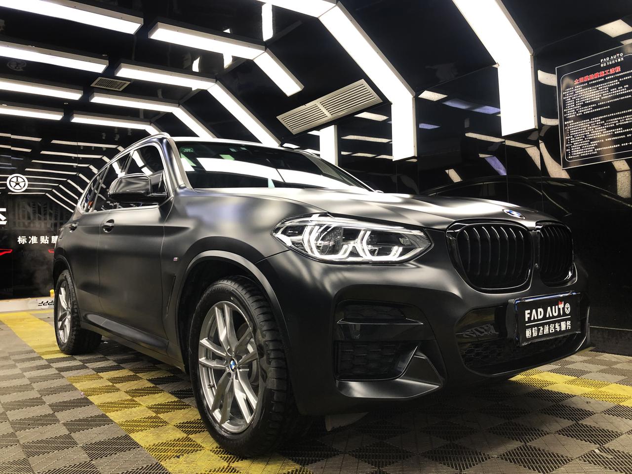 宝马x3电光黑武士车身改色膜这玩意,就跟我们平时穿衣服一样