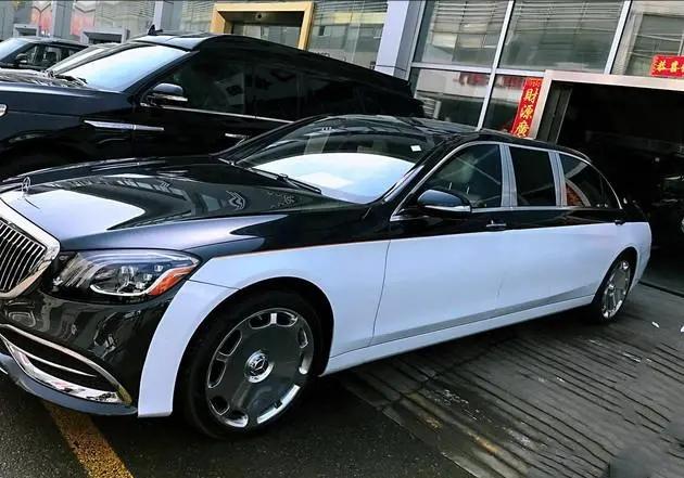 奔驰s800到店实拍,双色车身豪华大气,长5980毫米,尾标