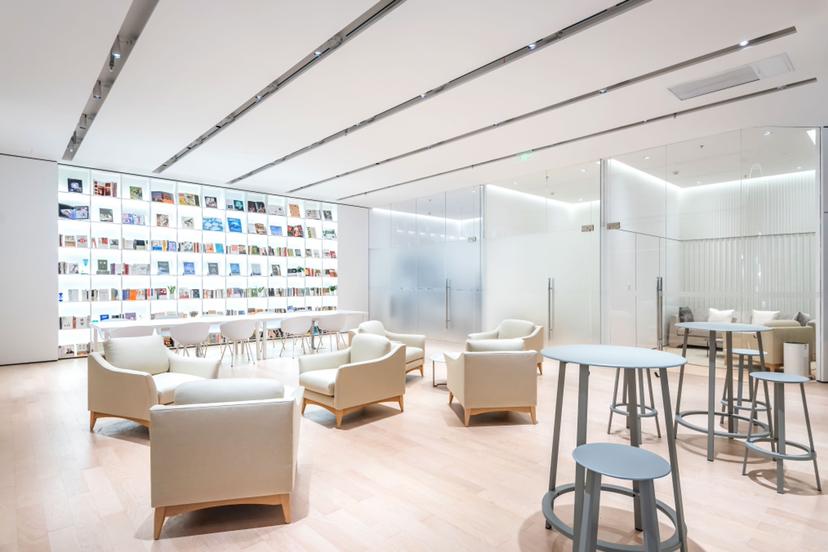 现场除了free还有岚图的概念车,二楼是休闲区,洽谈区