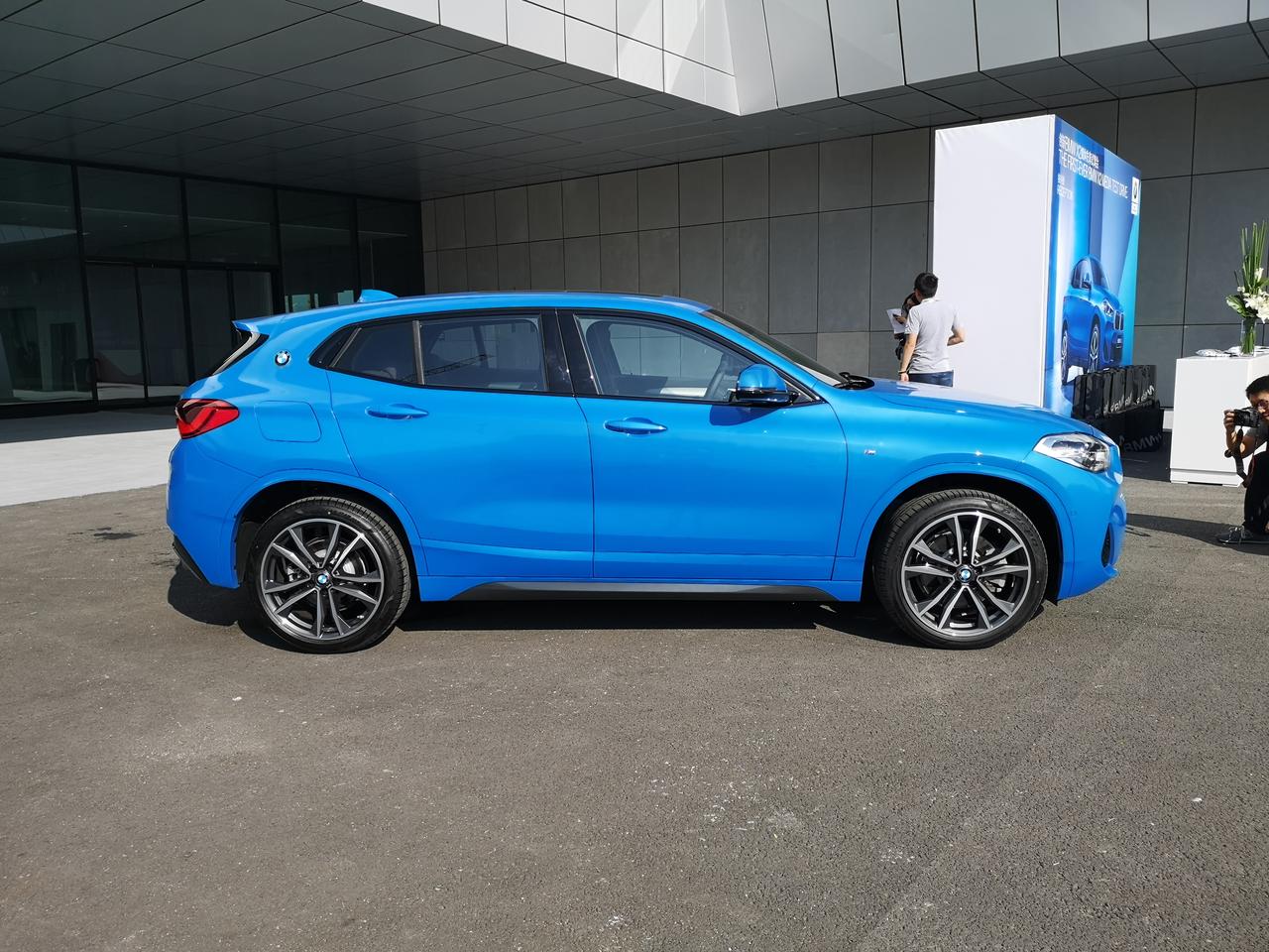 今天来试国产版宝马x2,最大的不同是在m越野套件(黄色车)的