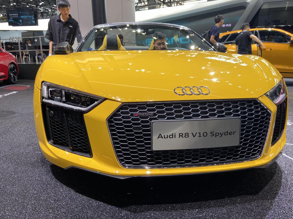 同款小牛v10发动机,售价却只有其一半,外观造型方面也比保时捷911更加