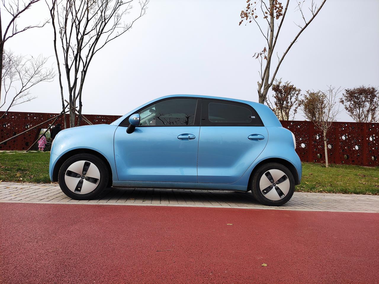 设计感十足,黑猫符合年轻人的高审美需求欧拉黑猫外观采用了极