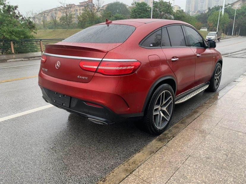 进口奔驰gle配上红色外观,显得更加运动,应该会得到不少小姐